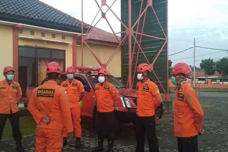 Tim Basarnas Cilacap diberangkat untuk melakukan pencarian orang hilang di Dusun Semaya, Desa Sunyalangu, Kecamatan Karanglewas, Kabupaten Banyumas, Jawa Tengah, Rabu (8/4/2020).