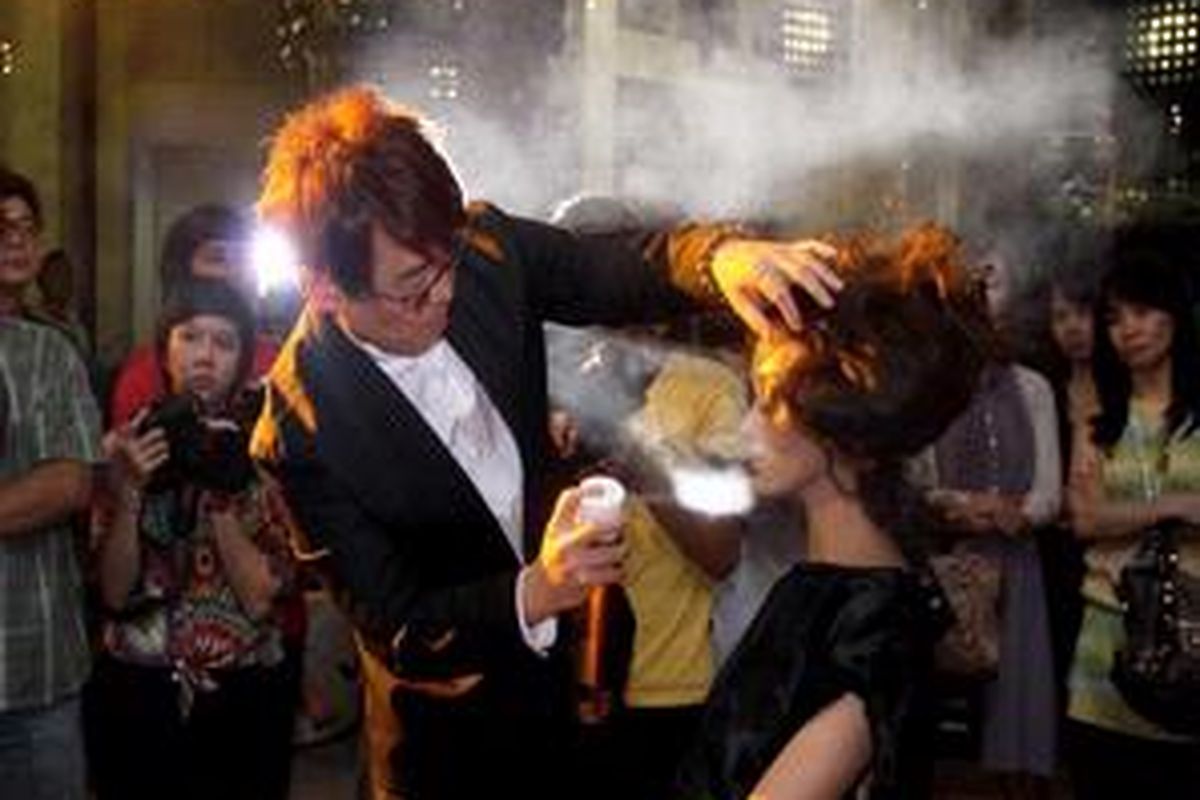 Shunji Matsuo melakukan hair demo di acara peresmian grand opening flagship hairstudio-nya di Jakarta, Rabu (7/7/2010).