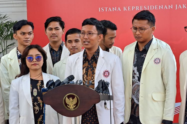 Ketua Presidium PP KMHDI I Putu Yoga Saputra memberikan keterangan pers setelah bertemu Presiden Joko Widodo di Kompleks Istana Kepresidenan, Jakarta, Selasa (8/8/2023).