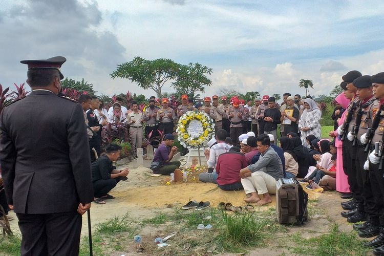 Waka SPN Polda Riau AKBP Indra Duaman (kiri) saat memimpin upacara pemakaman Aiptu Ruslan di TPU Sukoharjo, Kecamatan Marpoyan Damai, Kota Pekanbaru, Riau, Rabu (21/12/2022).