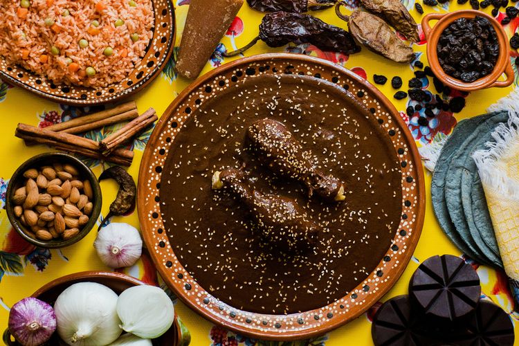 Saus Mole Poblano khas Mexico yang campurannya menggunakan cokelat