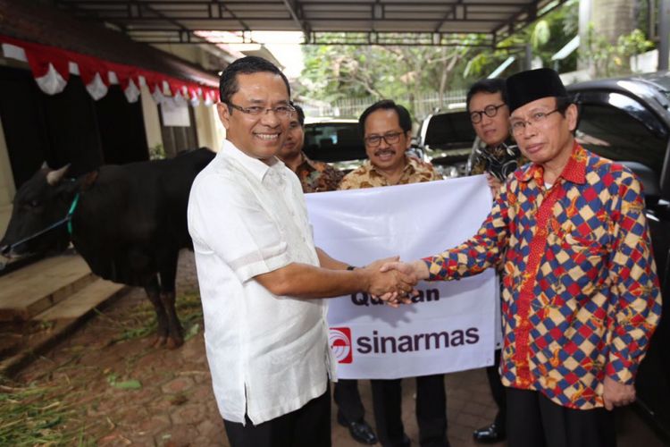 Managing Director President Office Sinar Mas Saleh Husin (kiri) menyerahkan hewan kurban kepada pengurus Dewan Masjid Indonesia (DMI), Rabu (30/8/2017) di Jakarta.