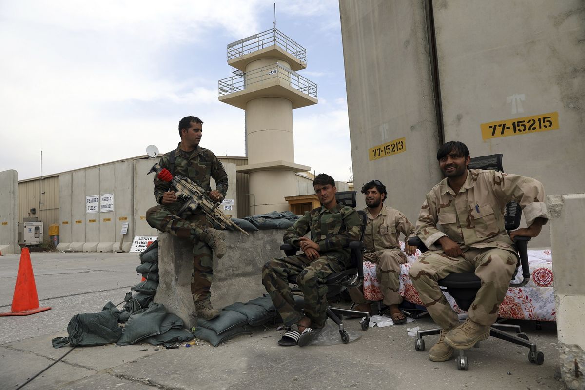 Pasukan keamanan Afghanstan bersantai di sela menjaga Pangkalan Bagram di Provinsi Parwan, Afghanistan, pada 5 Juli 2021, setelah ditinggalkan oleh militer Amerika Serikat dan sekutunya di malam hari, tanpa memberi tahu komandan yang baru. Donald Trump menuntut Afghanistan menyerahkan kembali Pangkalan Udara Bagram dan mengancam ?hal buruk akan terjadi? jika ditolak.