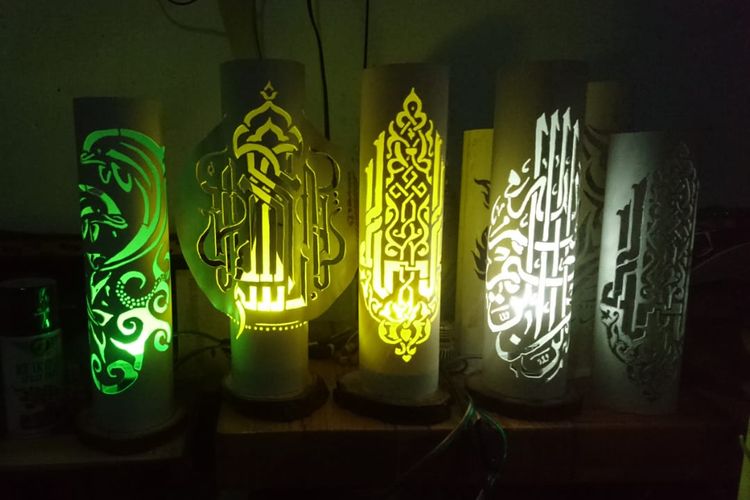 Beberapa lampu hias dari pipa PVC atau paralon bekas hasil karya Supriyo.