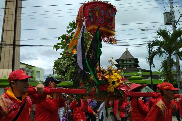 Salah satu tandu peserta kirab atau jutbio melintasi masjid Agung kawasan alun-alun Kota Magelang, Jawa Tengah, Minggu (25/3/2018).