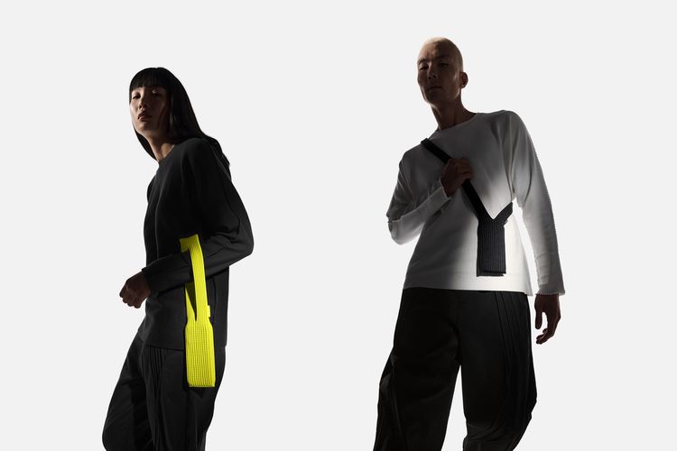 Apple kolaborasi dengan Issey Miyake meluncurkan iPhone Pocket.