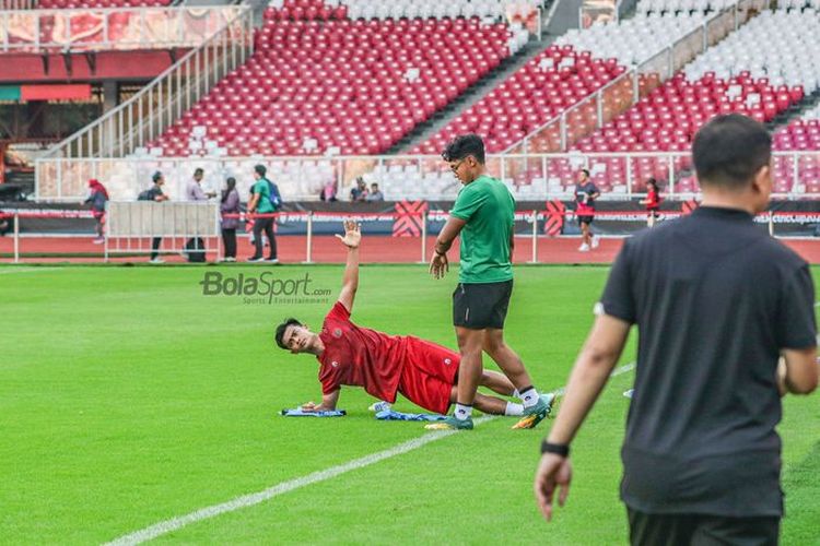 Pratama Arhan tampak latihan terpisah dengan pemain timnas Indonesia lainnya saat berlatih di Stadion Gelora Bung Karno, Senayan, Jakarta, Selasa (20/12/2022).