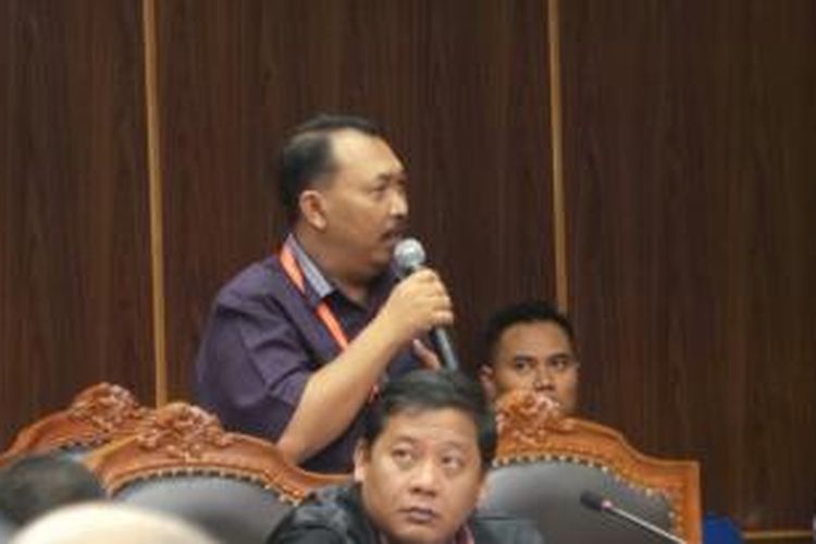 Relawan Prabowo Subianto-Hatta Rajasa, Sugiyono, memberikan kesaksian tentang pembongkaran kotak suara di Kantor Kecamatan Cilincing, Jakarta Utara. Kesaksian itu disampaikan dalam sidang perselisihan hasil pemilihan umum presiden dan wakil presiden di Gedung Mahkamah Konstitusi, Kamis (14/8/2014).