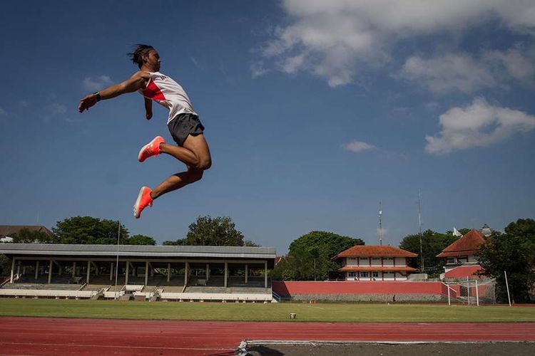 Foto dirilis Selasa (1/12/2020), memperlihatkan atlet National Paralympic Committee (NPC) cabang olahraga lompat jauh Atletik Setio Budi Hartanto menjalani pemusatan latihan Pelatnas di Stadion UNS, Solo. Meski Pelatnas dilaksanakan pada masa pandemi Covid-19, namun tidak menyurutkan semangat para atlet untuk terus mengikuti program latihan guna persiapan Paralimpiade Tokyo 2021.