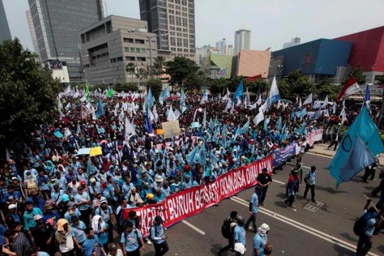 Ilustrasi: Puluhan ribu buruh dari berbagai daerah memenuhi ruas Jalan Thamrin, Jakarta peringati Hari Buruh Internasional, Rabu (1/5/2013). Buruh menuntut penghapusan sistem kerja kontrak dan mendesak segera dilaksanakan jaminan kesehatan.
