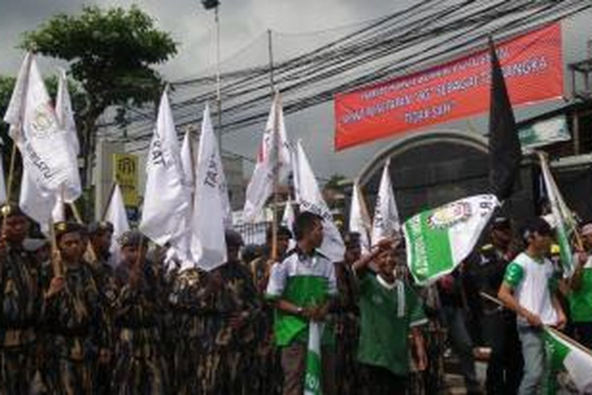 Mahasiswa yang tergabung dalam Ampera (Aliansi Mahasiswa dan Pendukung Praperadilan) berunjukrasa di depan PN Jaksel, saat sidang praperadilan Budi Gunawan, Senin (2/2/2015).