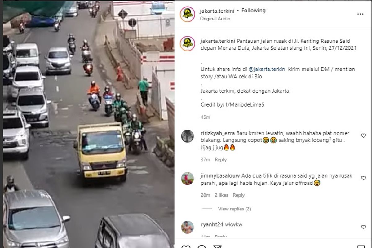 Pengendara motor mesti ekstra hati-hati jika melewati jalan rusak atau berlubang. 