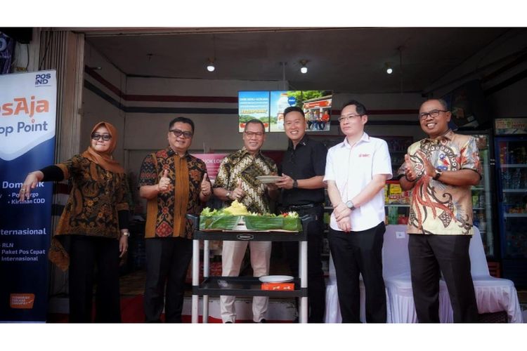 Pemotongan tumpeng menjadi simbol dimulainya kolaborasi strategis antara PT Pos Indonesia dan SRC, sebagai langkah pemberdayaan UMKM dan transformasi warung menjadi pusat layanan masyarakat. 