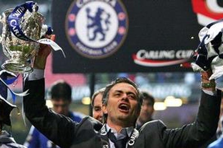 Jose Mourinho saat merayakan gelar Piala Liga yang diraih Chelsea pada 25 Februari 2007. Tahun itu juga ia dipecat Chelsea. Kini, ia kembali menangani klub berjuluk The Blues itu.