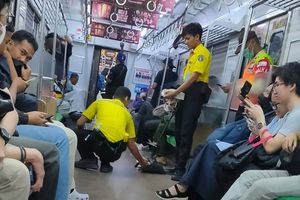 Penumpang KRL Diduga BAB di Kereta Bogor-Jakarta
