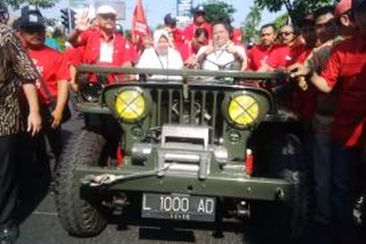 Salah satu pasangan calon wali kota dan wakil wali kota Surabaya, Risma-Wisnu naik Jeep ke kantor KPU untuk mengikuti rapat pleno pengundian nomor urut dalam pemilihan wali kota yang akan segera digelar.