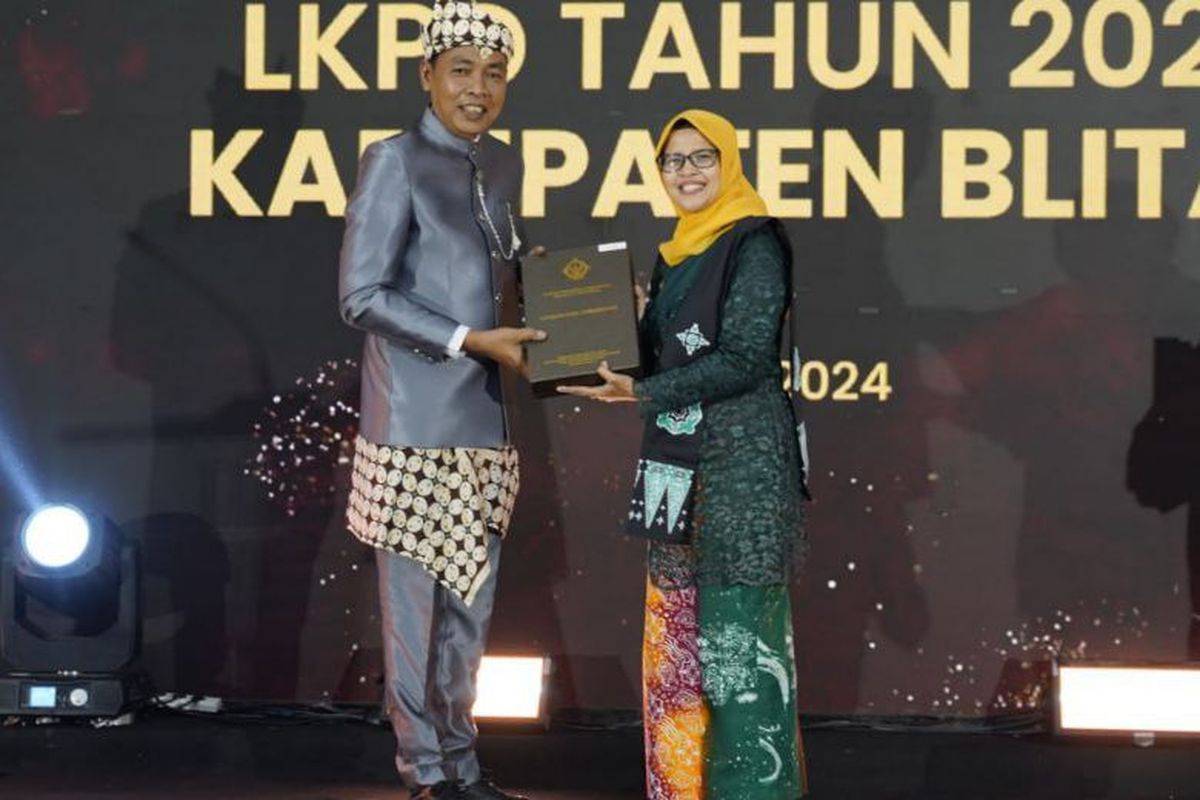 Penyerahan LKPD oleh Kepala BPK RI Provinsi Jatim Karyadi.
