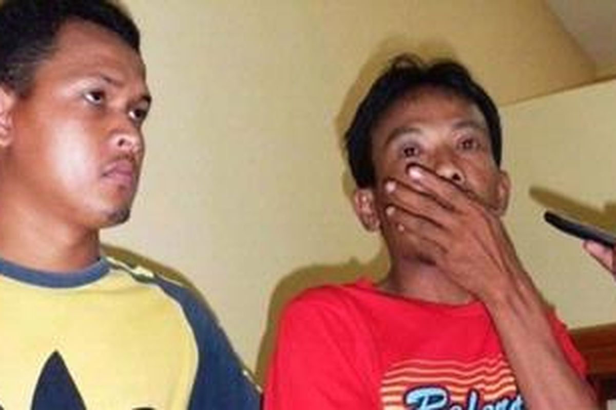 Salah seorang kurir sabu (kanan) sindikat antarkota yang ditangkap aparat Polres Situbondo, Jawa Timur, Rabu (9/5/2012).