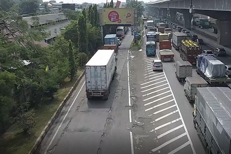 Ilustrasi kemacetan di jalan tol Jakarta-Cikampek. Dengan panjang tol 83 Km, bagaimana rincian tarif tol Jakarta Cikampek?