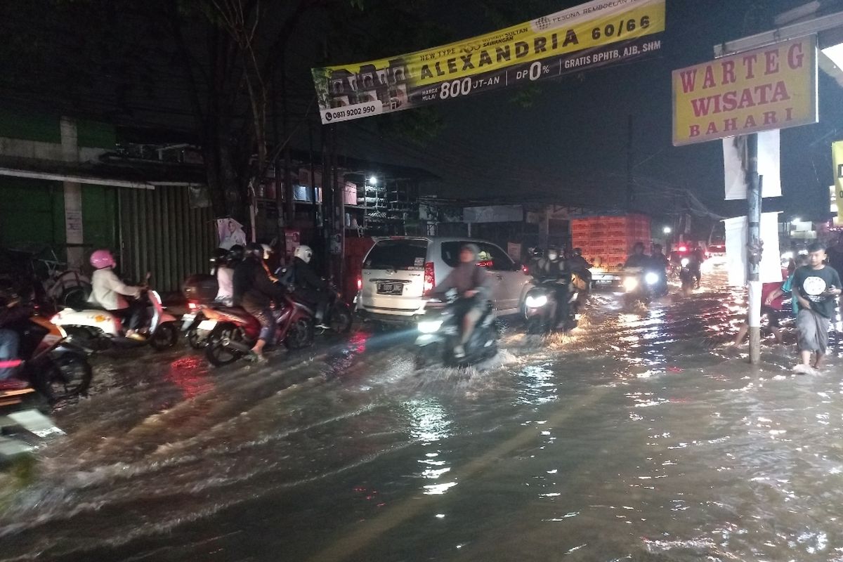 Jalan Dr Setiabudi, Pamulang Timur, Tangerang Selatan terendam banjir, Rabu (6/12/2023) malam.