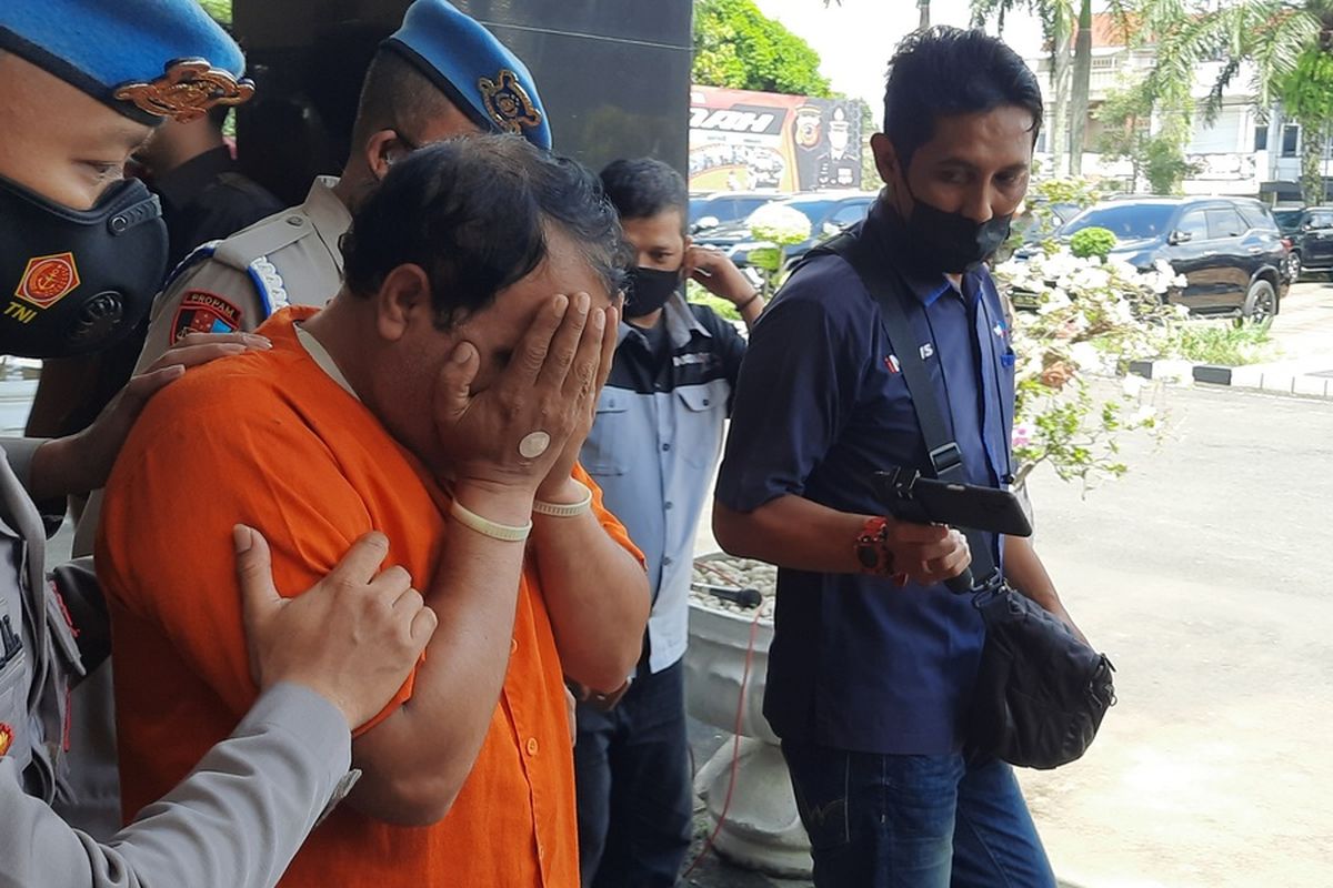 Kabid Humas Polda Jabar Kombes Pol Ibrahim Tompo dan Kepala Polresta Tasikmalaya AKBP Aszhari Kurniawan didampingi Kasat Reskrim Polresta Tasikmalaya AKP Agung Tri Poerbowo, menunjukkan pelaku pembunuhan janda Tasikmalaya yang ditemukan tewas dengan sayatan leher di Pagerageung, Kabupaten Tasikmalaya, Jumat (20/5/2022).