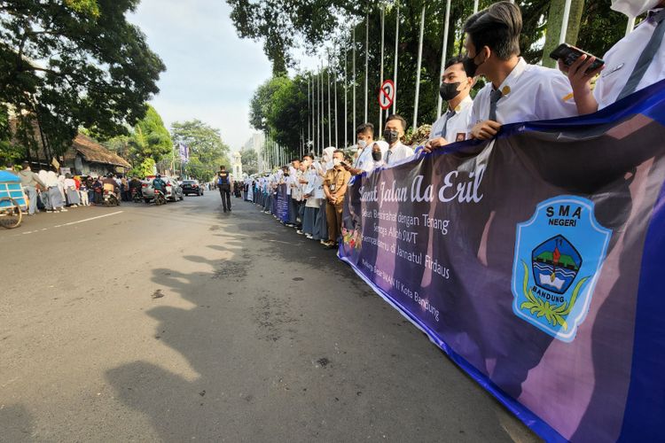 Ribuan warga sudah memadati area Gedung Pakuan, Kota Bandung, Jawa Barat, Senin (13/6/2022), untuk menyaksikan keberangkatan jenazah Emmeril Kahn Mumtadz (Eril) menuju tempat peristirahatan terakhirnya di Cimaung, Kabupaten Bandung.