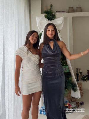 Jennifer Bachdim merayakan Natal bersama keluarga dengan gaya simpel nan elegan. Pilihan dress, rambut, dan makeup tampil anggun tanpa berlebihan.
