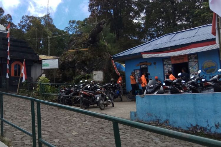 Tim gabungan bersiap-siap mengevakuasi jenazah korban di posko pendakian Gunung Lawu, Cemoro Sewu, Magetan, Jawa Timur, Selasa (22/8/2017).