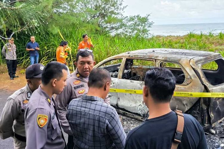 Polisi mengolah tempat ditemukannya mobil terbakar tanpa pengemudi dan penumpang di jalan Glagah-Congot, Kapanewon Temon, Kabupaten Kulon Progo, Daerah Istimewa Yogyakarta.