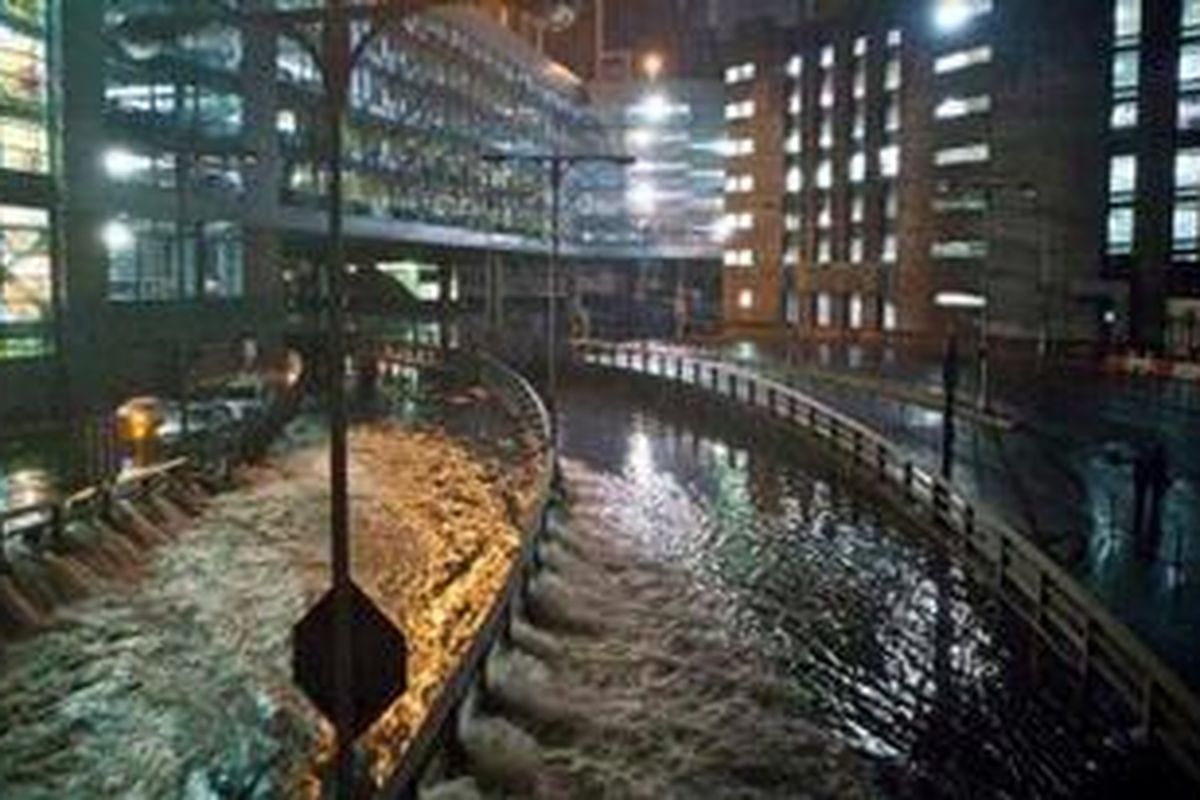 Air laut menyerbu Terowongan Battery di New York City.