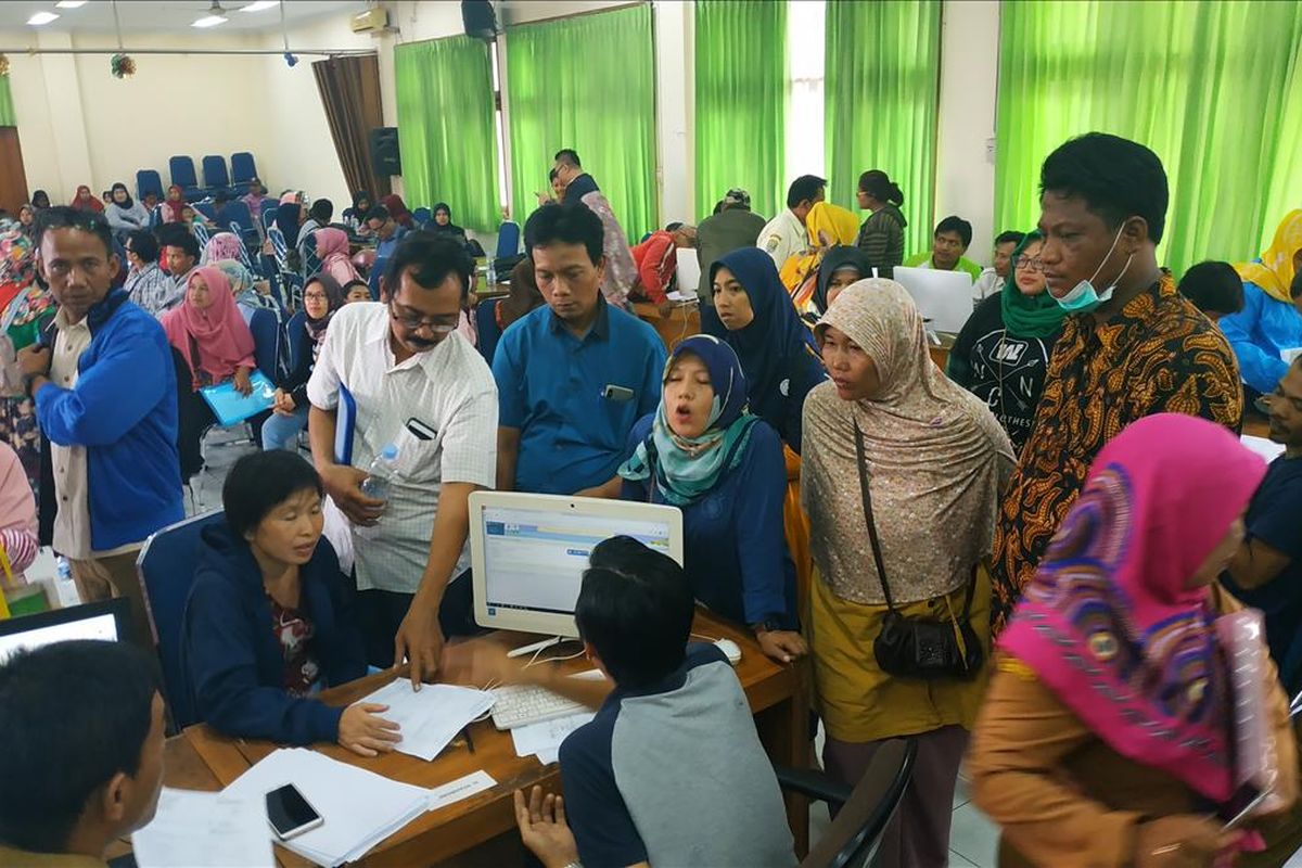 Sejumlah orangtua murid mengajukan keluhan perbaikan radius rumah ke sekolah di Kantor Dinas Pendidikan Kota Bekasi pada hari kedua pendaftaran peserta didik baru (PPDB) online, Selasa (2/7/2019).