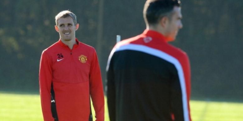 Gelandang Manchester United, Darren Fletcher (kiri), dalam sesi latihan tim di Carrington, Manchester, 26 November 2013.