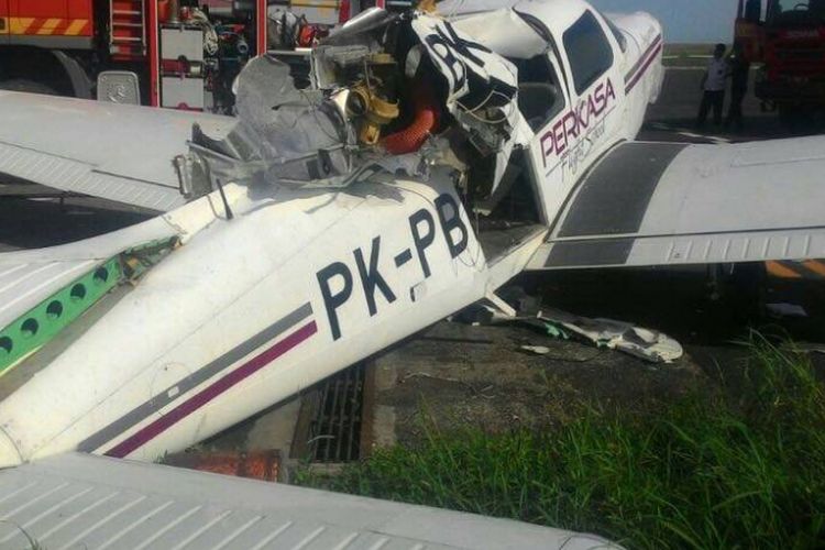 Sebuah pesawat latih berjenis Super Decathlon mengalami kecelakaan saat mempraktikkan aerobatik di Bandara Tunggul Wulung, Desa Tritih Lor, Kecamatan Jeruklegi, Cilacap, Jawa Tengah, Selasa (20/3/2018). 