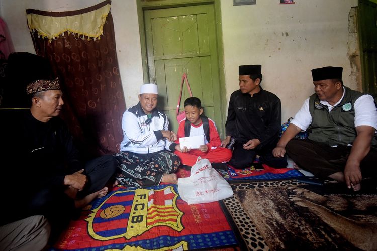 Wagub Jabar Uu Ruzhanul Ulum memberikan bantuan kepada siswa sekolah dasar, Aria Naizar Syaputra (12) yang menjadi tulang punggung keluarga di Desa Manggungjaya, Kecamatan Rajapolah, Kabupaten Tasikmalaya, Senin (25/7/2023).

