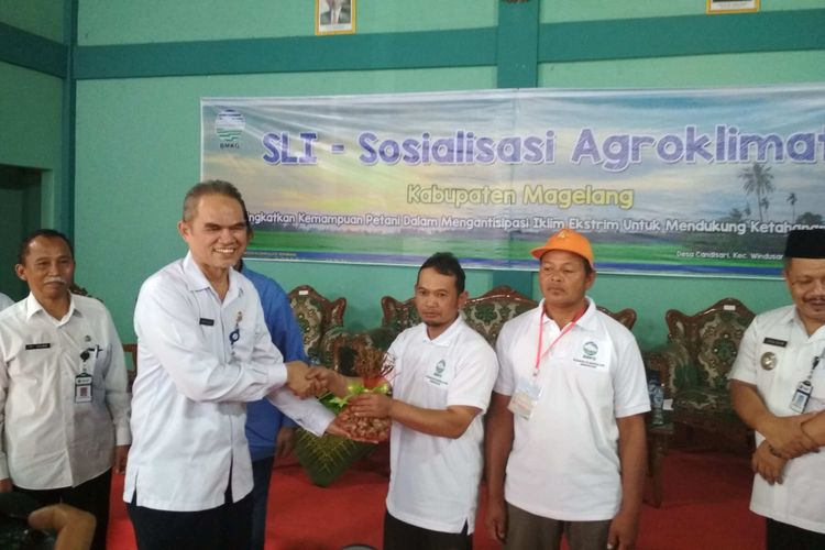 BMKG mengadakan Sekolah Lapangan Iklim (SLI) bagi petani bawang putih di Desa Candisari, Windusari, Kabupaten Magelang, Rabu (30/1/2019).