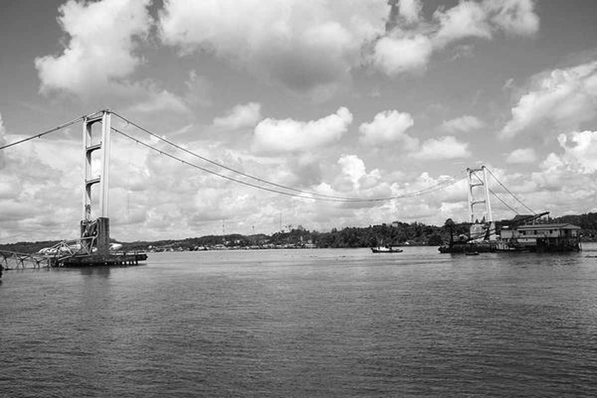 Alat berat (crane) gagal mengangkat reruntuhan badan Jembatan Kartanegara di Tenggarong, Kabupaten Kutai Kartanegara, Kalimantan Timur, Selasa (29/11). Runtuhnya jembatan ini diduga akibat perawatan yang tidak memadai.