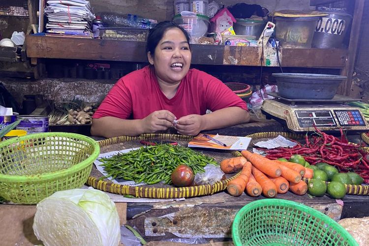 Ida, pedagang Pasar Grogol, Jakarta Barat mengatakan harga cabai naik menjadi Rp 120.000 per kilogram, Rabu (22/11/2023). 