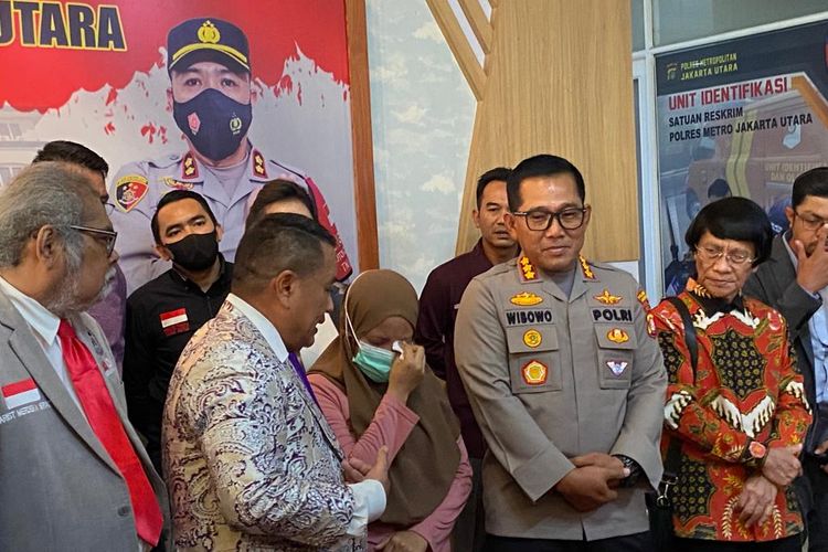 R, kakak korban pemerkosaan di kawasan hutan kota Jakarta Utara dihadirkan dalam jumpa pers di Polres Metro Jakarta Utara, Selasa (20/9/2022). Sambil menangis, R menceritakan adiknya yang dahulu ceria kini lebih sering melamun usai diperkosa oleh pelaku di bawah umur. 