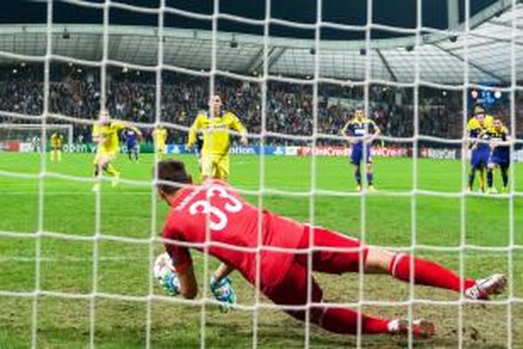 Kiper Maribor Jasmin Handanovic mengantisipasi tembakan yang dilepaskan gelandang Chelsea Eden Hazard  dari titik penalti, pada matchday keempat Grup G, di Maribor, Rabu (5/11/2014).