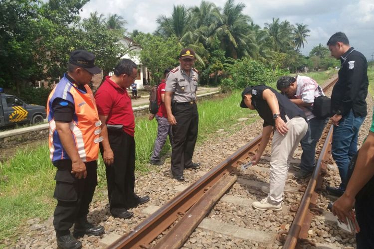 Petugas malakukan oleh TKP perlintasan kereta yang disabotase di Km 345+1 Petak jalan Cipari  Sidareja, Dusun Cikalong RT 5 RW 6, Sidareja, Cilacap, Jawa Tengah, Rabu (25/10/2017).