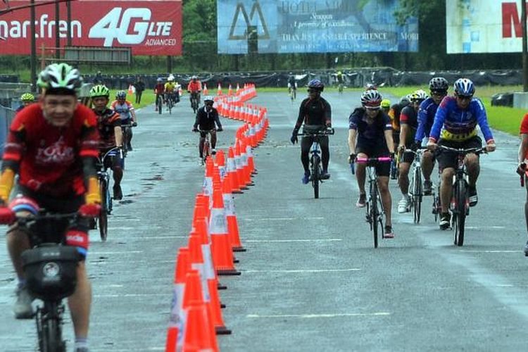 Sejumlah peserta Kampanye Berlalu Lintas Bersama Komunitas Goweser menjajal lintasan di Sirkuit Sentul, Bogor, Jawa Barat, Sabtu (4/2/2017).