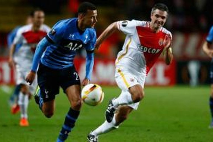 Dele Alli (kiri), pemain muda Tottenham Hotspur, saat berlaga melawan Monaco, Kamis (1/10/2015). 