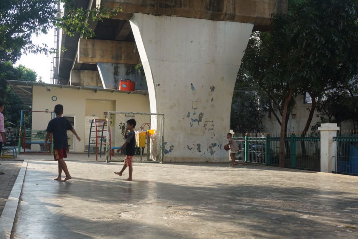 RPTRA Pintu Air di kolong perlintasan rel kereta api dibangun seluas 758 meter persegi. Sejumlah fasilitas permainan anak-anak seperti ayunan, prosotan tersedia di RPTRA ini. Ada juga lapangan futsal dengan lantai semen yang juga dilengkapi dua gawang.   Fasilitas lain juga tersedia seperti toilet umum dan toilet ramah penyandang disabilitas. Ada juga ruang laktasi atau ruang bagi ibu menyusui, ruang baca,  ruang  diskusi, dan ruang serbaguna yang mampu memuat 50 hingga 60 orang.  Pengeloal juga menyediakan fasilitas jaringan WiFi gratis bagi para pengunjung, Jumat (18/5/2018).