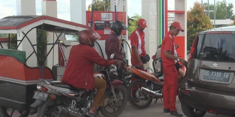 Pengendara mengisi bahan bakar minyak SPBU Indralaya, Ogan Ilir, Jumat (6/1/2017). Warga setempat seringkali harus membeli bahan bakar jenis Pertalite karena stok Premium sering habis.