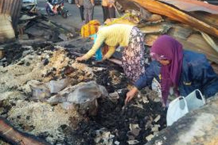 Sejumlah pemulung mengumpulkan paku di lokasi kebakaran Pasar Induk Gedebage, Selasa (21/7/2015).