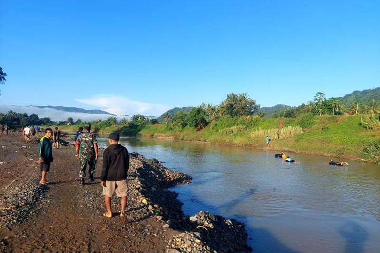 Sungai Lemar Uyen di Sumbawa Barat, Nusa Tenggara Barat (NTB), tempat nenek Sabaria (60), dinyatakan hilang terseret banjir, Minggu (24/4/2022)