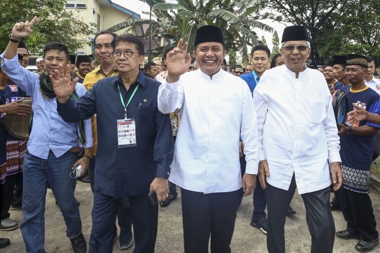 Pasangan bakal calon Gubernur dan Wakil Gubernur Sumsel Herman Deru (kedua kanan)-Mawardi Yahya (kanan) tiba untuk mendaftarkan diri di kantor KPU Sumsel, Palembang, Sumatra Selatan, Selasa (9/1). Herman Deru-Mawardi Yahya yang diusung Partai NasDem, Hanura dan PAN akan maju sebagai pasangan bakal calon Gubernur dan Wakil Gubernur  Provinsi Sumsel pada Pilkada 2018. ANTARA FOTO/Nova Wahyudi/kye/18