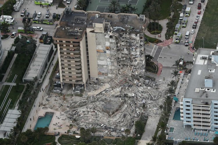 Foto udara ini menunjukkan bagian dari Champlain Towers South Condo 12 lantai di tepi laut yang runtuh Kamis pagi, 24 Juni 2021 di Surfside, Florida 