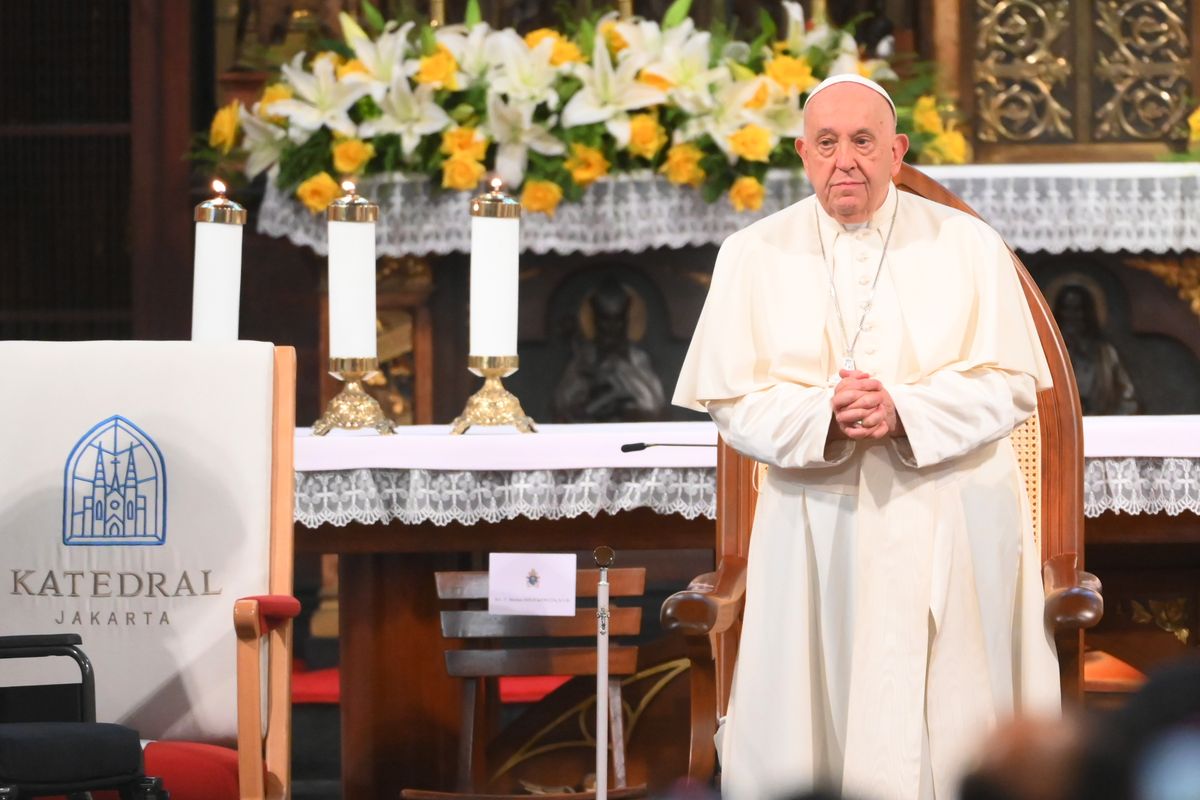 Paus Fransiskus bersiap menyampaikan pesan dalam kunjungannya di Gereja Katedral, Jakarta, Rabu (4/9/2024). Dalam dialog dengan uskup, imam, diakon, pelaku hidup bakti, seminaris, dan katekis, Paus Fransiskus menyampaikan pesan tentang Iman, persaudaraan dan bela rasa atau faith, fraternity, and compassion. ANTARA FOTO/Sulthony Hasanuddin/Ak/tom.