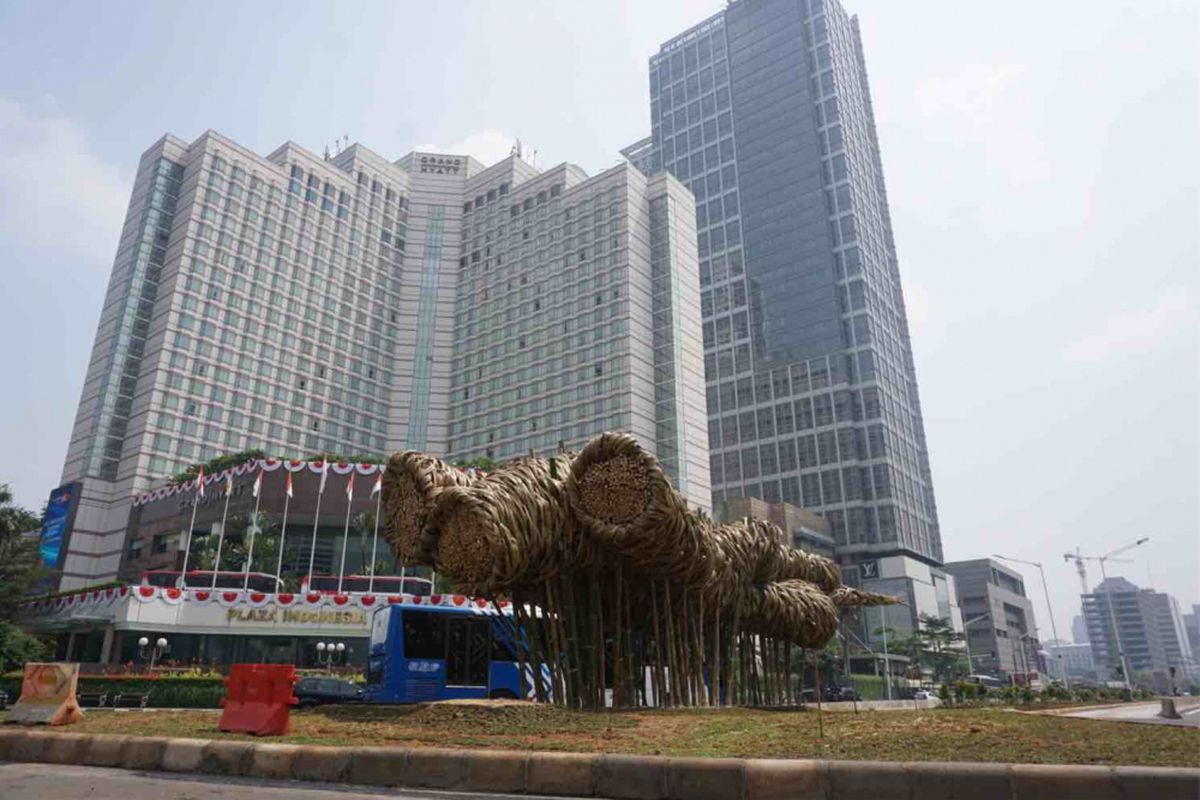 Sebuah karya seni berbahan dasar bambu berdiri di kawasan Bundaran Hotel Indonesia (HI), persis di depan Monumen Selamat Datang. Karya seni itu jika dilihat sekilas menyerupai bentuk dari bunga  matahari. Namun, jika dipandang dari sudut berbeda,  karya seni bambu itu terlihat seperti gelembung sabun berukuran raksasa Karya seni ini ditopang  puluhan pilar-pilar bambu yang tertancap kokoh, Rabu (15/8/2019). 